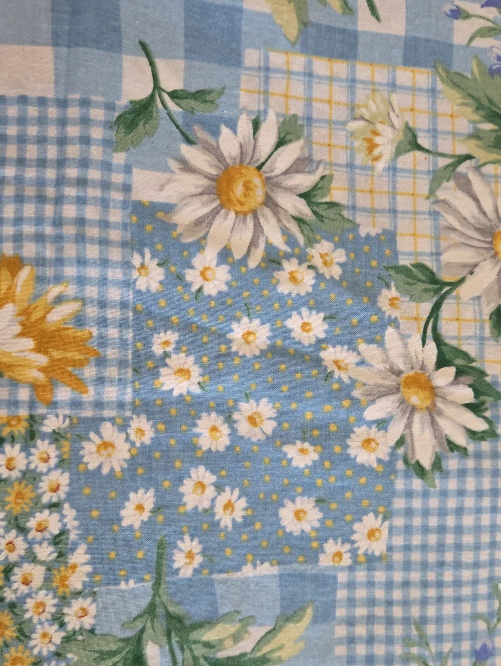 Vintage Daisies Floral Quilting Cotton Sewing Fabric 2.4yds